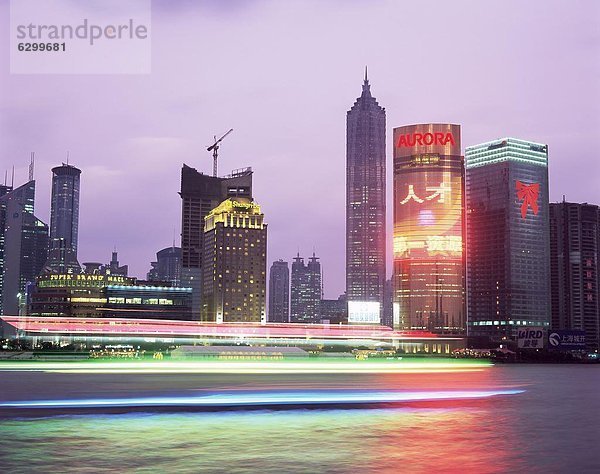 Skyline  Skylines  Fluss  Ansicht  China  Huangpu Fluß  Asien  Ortsteil  Abenddämmerung  neu  Pudong  Shanghai