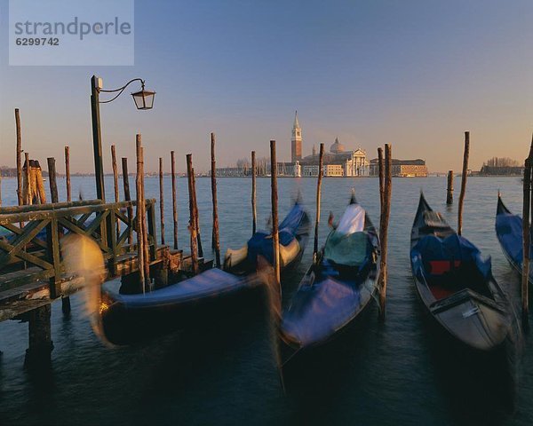 Europa  Markierung  Gondel  Gondola  UNESCO-Welterbe  Venetien  Langensee  Lago Maggiore  Italien  Venedig