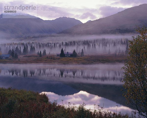 Vereinigte Staaten von Amerika  USA  Farbaufnahme  Farbe  Winter  geschlossen  Dunst  Morgendämmerung  Herbst  Nordamerika  Kabine  Jagd  Kenai-Fjords-Nationalpark  Alaska