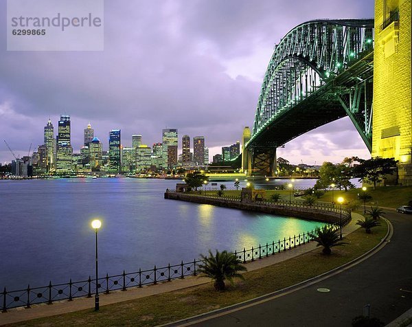 Skyline  Skylines  Hafen  Großstadt  Brücke  Australien  Abenddämmerung  New South Wales  Sydney