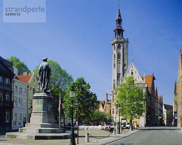 Kleintransporter  Statue  Jeans  Belgien  Brügge  Lieferwagen