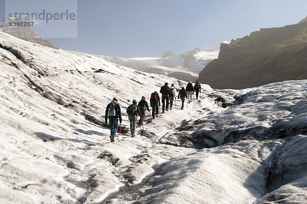 Touristengruppe  Wanderung  Gletscherzunge SvÌnafellsjökull  Skaftafell Nationalpark  Austurland  Ostisland  Island  Europa