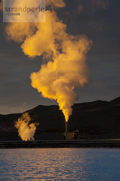Geothermie-Anlage bei M_vatn im Sonnenuntergang  Nor_urland eystra  Nordost-Island  Island  Europa