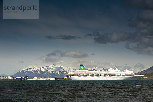 Kreuzfahrtschiff  Blick auf Hafen von Akureyri  Nor_urland eystra  Nordost-Island  Island  Europa