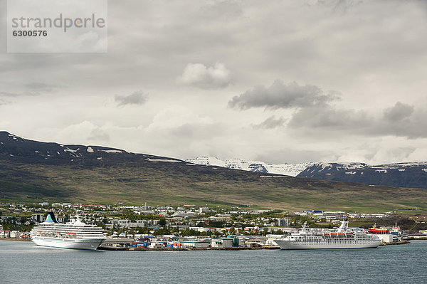 Kreuzfahrtschiffe  Hafen von Akureyri  Nor_urland eystra  Nordost-Island  Island  Europa