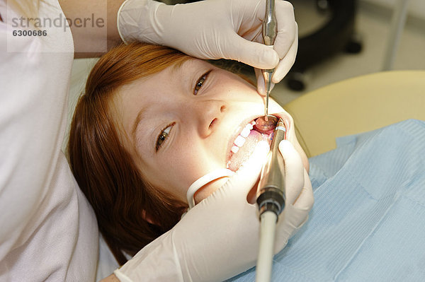 Junge beim Zahnarzt  Zahnhygiene  Zahnvorsorge  Zahnarztbehandlung  Zahnarztbesuch