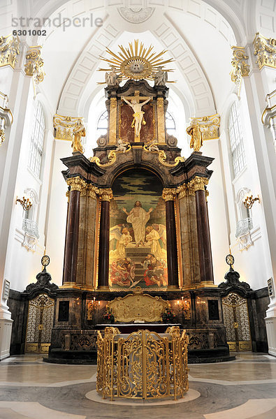 Altarbereich  Innenansicht mit Altar der Barockkirche St. Michaelis  erster Baubeginn 1647 - 1750  Hansestadt Hamburg  Deutschland  Europa