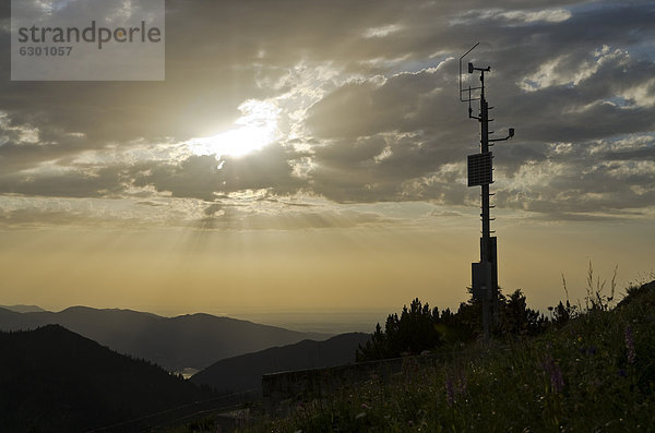 Telefon-Transponder auf einem Hügel über der Oberen Firstalm bei Sonnenuntergang  Schliersee-Spitzingsee  Bayern  Deutschland  Europa