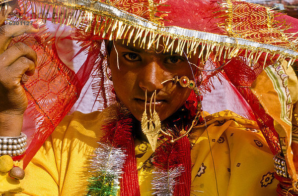 Braut mit typischem Hochzeitsschmuck während einer Hochzeitszeremonie  im Dorf Gangi  Indien  Asien