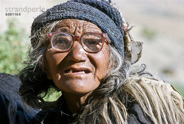 Porträt einer Frau aus dem abgeschiedenen Dorf Zanskar  Lingshed  Indien  Asien