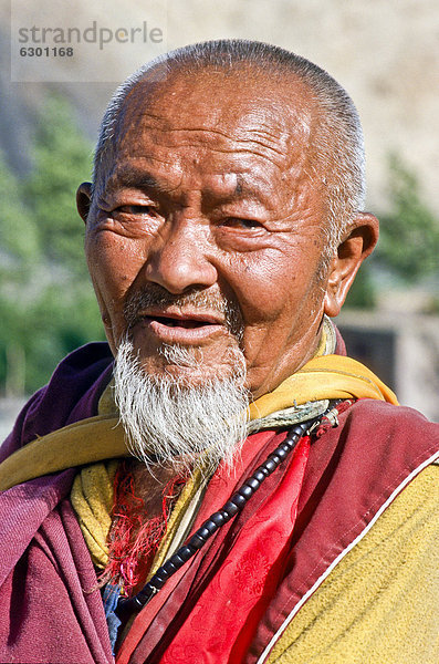Porträt eines Mönchs von Hemis Gompa  Hemis  Indien  Asien