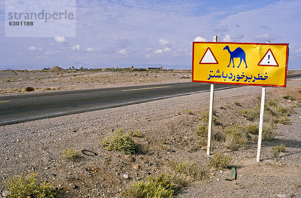 Wegweiser an einer Wüstenstraße  Warnung vor kreuzenden Kamelen  Yazd  Iran  Westasien  Asien