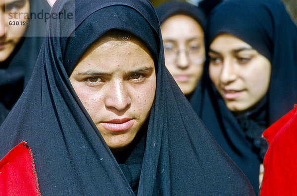 Junge muslimische Frauen  mit Tschador  Shiraz  Iran  Westasien  Asien