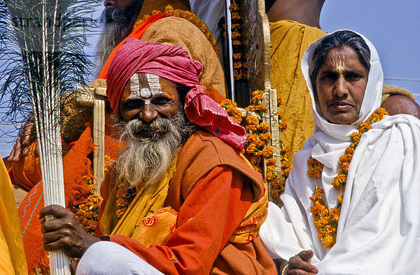 Sadhus  heilige Männer  auf dem Festplatz der Maha Khumba Mela oder Maha Kumbh Mela  Allahabad  Indien  Asien