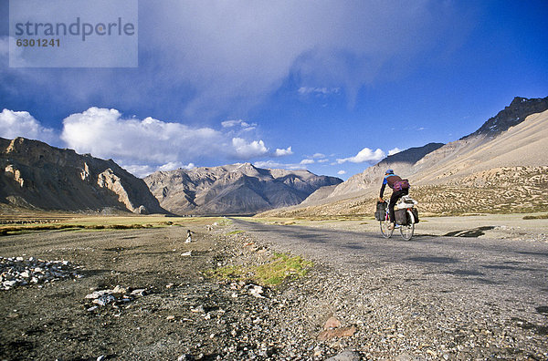 Radfahrer auf dem Changtang Plateau  4.200m  in Richtung Leh  Changtang  Indien  Asien