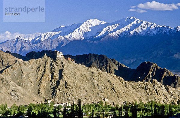Leh Gompa mit den Bergen von Ladakh hinten  Leh  Indien  Asien