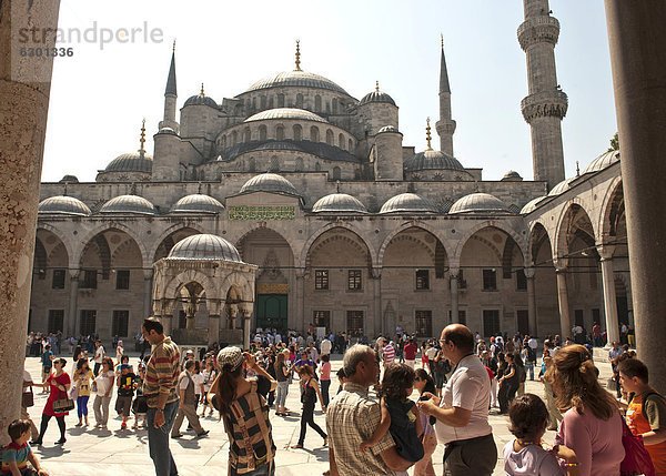 Touristenandrang im Hof der Sultan-Ahmet-Moschee  Sultanahmet Moschee  Blaue Moschee  Istanbul  Türkei