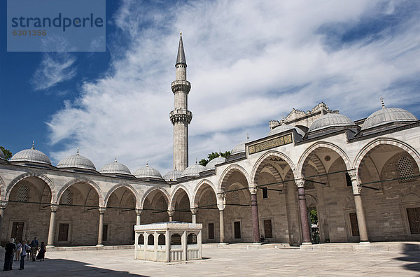 Innenhof der Süleymaniye Moschee  Istanbul  Türkei