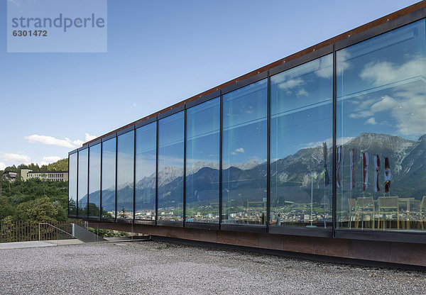 'Vorplatz und Glasfassade des Museum ''Tirol Panorama''  am Bergisel  Innsbruck  Tirol  Österreich  Europa  ÖffentlicherGrund'