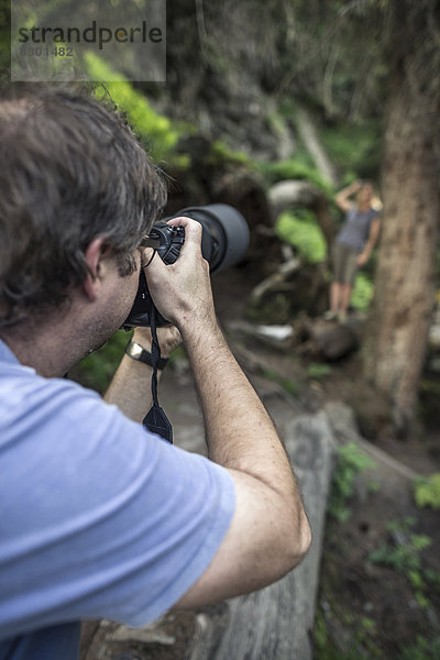 Fotograf und Modell beim Shooting im Wald  Stubaital  Tirol  Österreich  Europa
