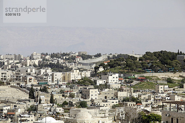 Blick vom Turm der evangelischen Erlöserkirche  hinten die Mauer zu den palästinensischen Gebieten  Jerusalem  Yerushalayim  Israel  Naher Osten