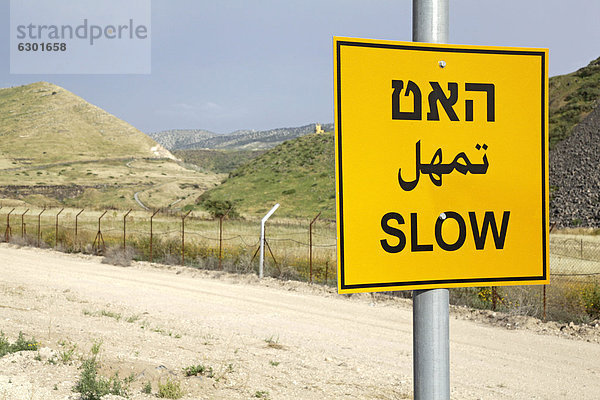Schild zur Geschwindigkeitsbegrenzung  Grenze zu Jordanien nahe Hamat Gader  Israel  Naher Osten
