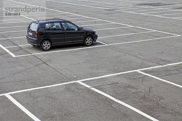 Einzelnes Auto auf großem Parkplatz  ÖffentlicherGrund