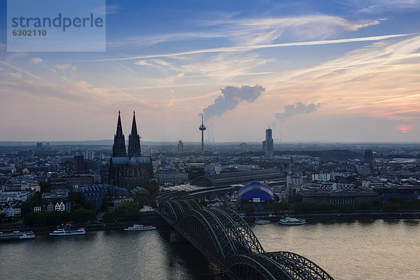 Köln am Abend  Blick auf Deutzer Brücke  Altstadt  Kölner Dom  Colonius und Oper Köln am Dom  Nordrhein-Westfalen  Deutschland  Europa