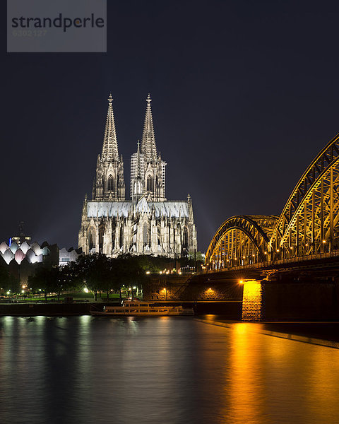 Blick von Köln Deutz auf Wallraf-Richartz-Museum  Kölner Dom  Rhein und die Deutzer Brücke  Nachtaufnahme  Nordrhein-Westfalen  Deutschland  Europa