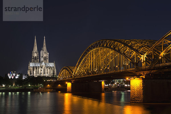 Blick von Köln Deutz auf Wallraf-Richartz-Museum  Kölner Dom und die Deutzer Brücke  Nachtaufnahme  Köln  Nordrhein-Westfalen  Deutschland  Europa