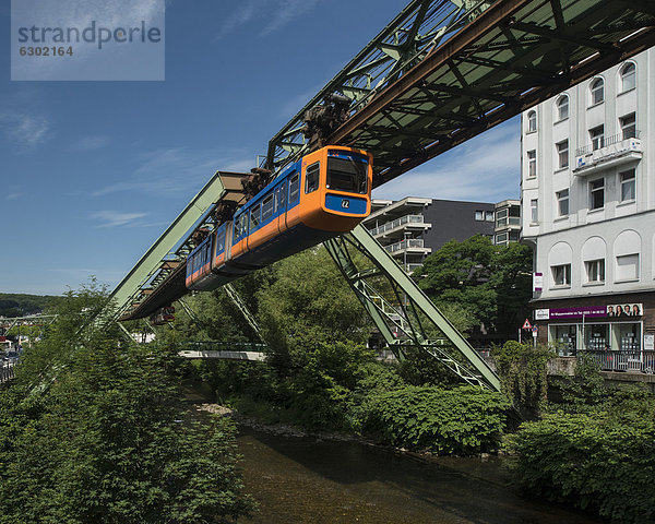 Wuppertaler Schwebebahn  Wasserstrecke  Hochbahn  Wahrzeichen von Wuppertal  Nordrhein-Westfalen  Deutschland  Europa  ÖffentlicherGrund