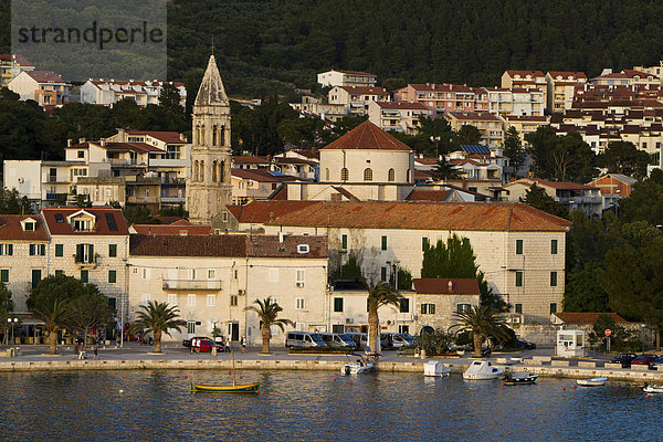 Hafen  Franziskanerkloster  Uferpromenade und Stadtansicht von Makarska  Makarska Riviera  Dalmatien  Kroatien  Europa