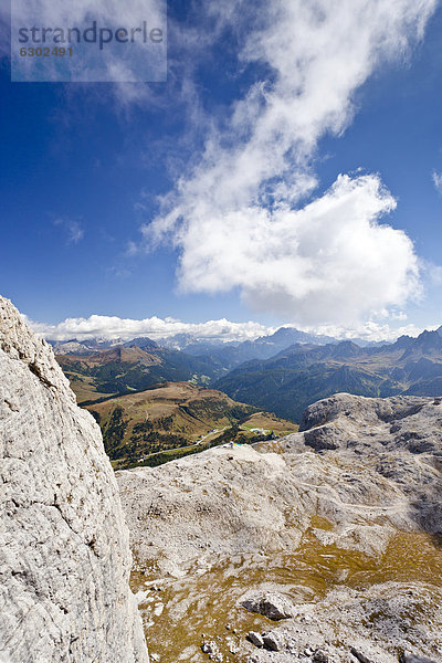 Beim Klettersteig Boeseekofel  hinten die Fanesgruppe  Dolomiten  Südtirol  Italien  Europa