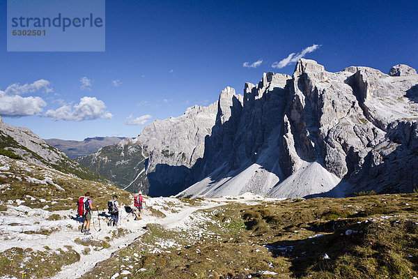 Wanderer beim Abstieg von der Drei-Zinnen-Hütte  hinten der Einser  Hochpustertal  Sexten  Dolomiten  Südtirol  Italien  Europa