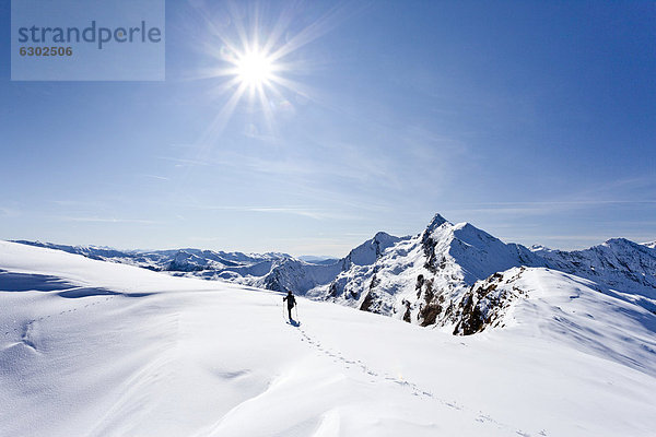 Wanderer auf der Röthenspitz oberhalb vom Penser Joch  hinten der Gipfel vom Penser Weißhorn  Sarntal  Südtirol  Italien  Europa