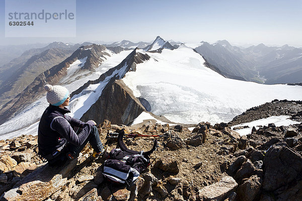 Wanderer auf dem Similaun beim Niederjochferner im Schnalstal oberhalb des Fernagt Stausees  hier auf dem Gipfel  hinten die Marzellspitze und die Hintere Schwärze  Südtirol  Italien  Europa