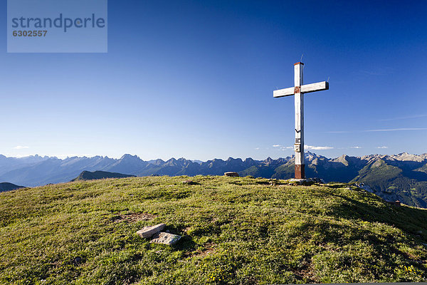 Gipfelkreuz vom Zanggen  oberhalb des LavazËjoch  hinten die Pallagruppe  Trentino  Italien  Europa