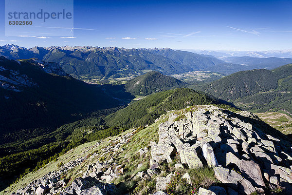 Auf dem Gipfelgrat des Zanggen oberhalb des LavazËjoch  unten das Dorf Cavalese  Trentino  Italien  Europa