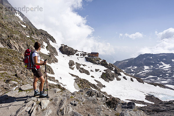 hoch  oben  nahe  Europa  Berg  Rückansicht  gehen  folgen  Tal  Lodge  Landhaus  wandern  Ansicht  Anstieg  Italien