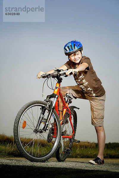 Junge mit Mountainbike