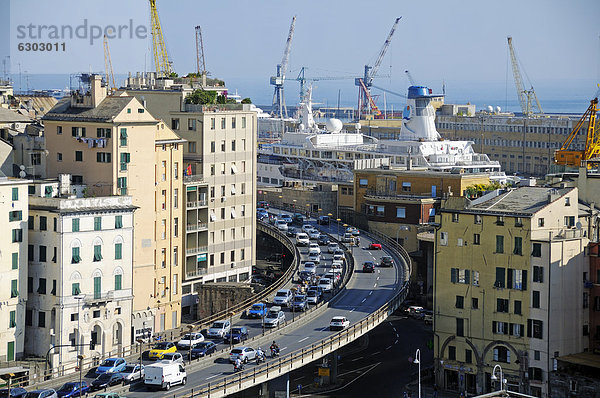 Blick vom Aussichtsturm Bigo auf die Autobahn und den Kreuzfahrt-Hafen in Genua  Ligurien  Italien  Europa