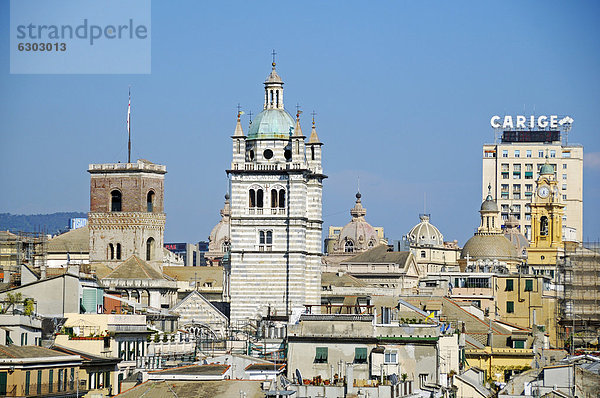 Blick vom Aussichtsturm Bigo auf die Altstadt mit dem Turm der Kathedrale San Lorenzo  Genua  Ligurien  Italien  Europa