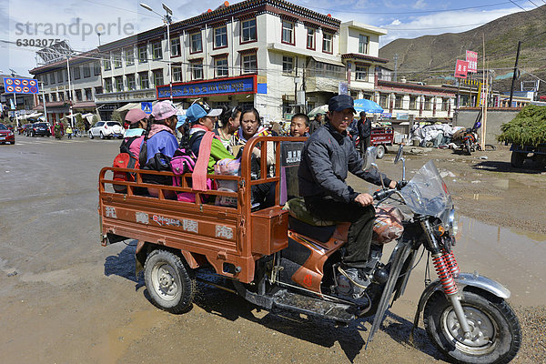 Einfacher Taxibetrieb mit Motorrikscha  Kloster Labrang  Xiahe  Gansu  ehemals Amdo  Tibet  China  Asien