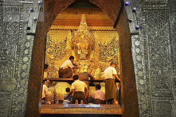 Heiligster Buddha des Landes  goldener Mahamuni Buddha wird von buddhistischen Gläubigen mit Goldblättchen  Blattgold belegt  Mandalay  Burma  Birma  Myanmar  Südostasien  Asien