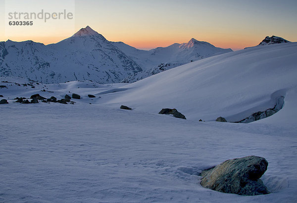 Morgenrot im Winter  nahe der Britanniahütte  Alpen  Wallis  Schweiz  Europa