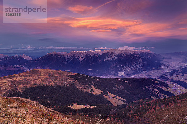 Herbstlicher Blick über das Inntal bei Sonnenuntergang  Tirol  Österreich  Europa