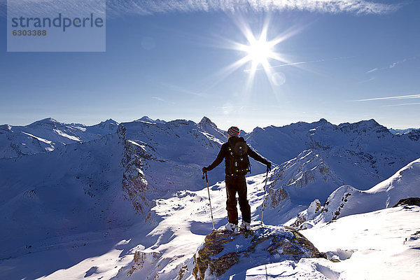 Wintersportler vor strahlender Sonne  Tuxer Alpen  Tirol  Österreich  Europa