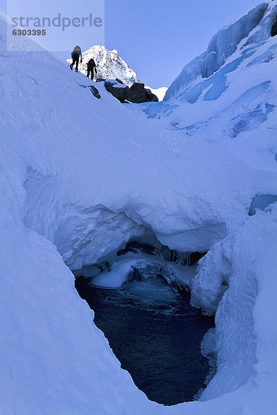 Skitourengeher oberhalb von einem Wasserloch  Sellrainer Berge  Tirol  Österreich  Europa