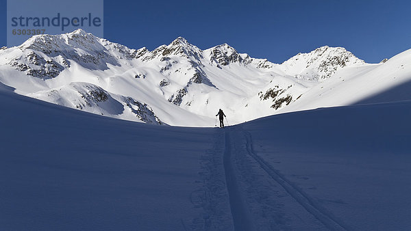Skitourengeherin  Silhouette  Sellrainer Berge  Tirol  Österreich  Europa