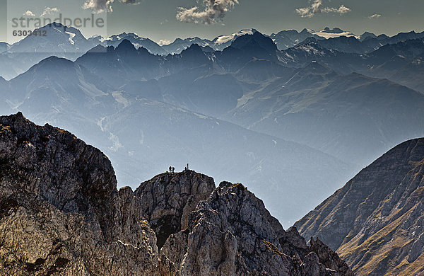 Bergsteiger auf der Nordkette  dahinter die Gletscher der Stubaier Berge  Innsbruck  Tirol  Österreich  Europa